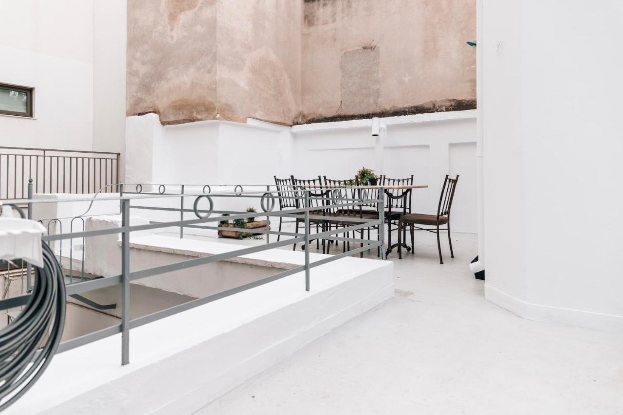Monastiraki-Psiri, Old Town, 3-Bdr Apt, Sleep 6-10P, Spacious Court Yard Aten Exteriör bild